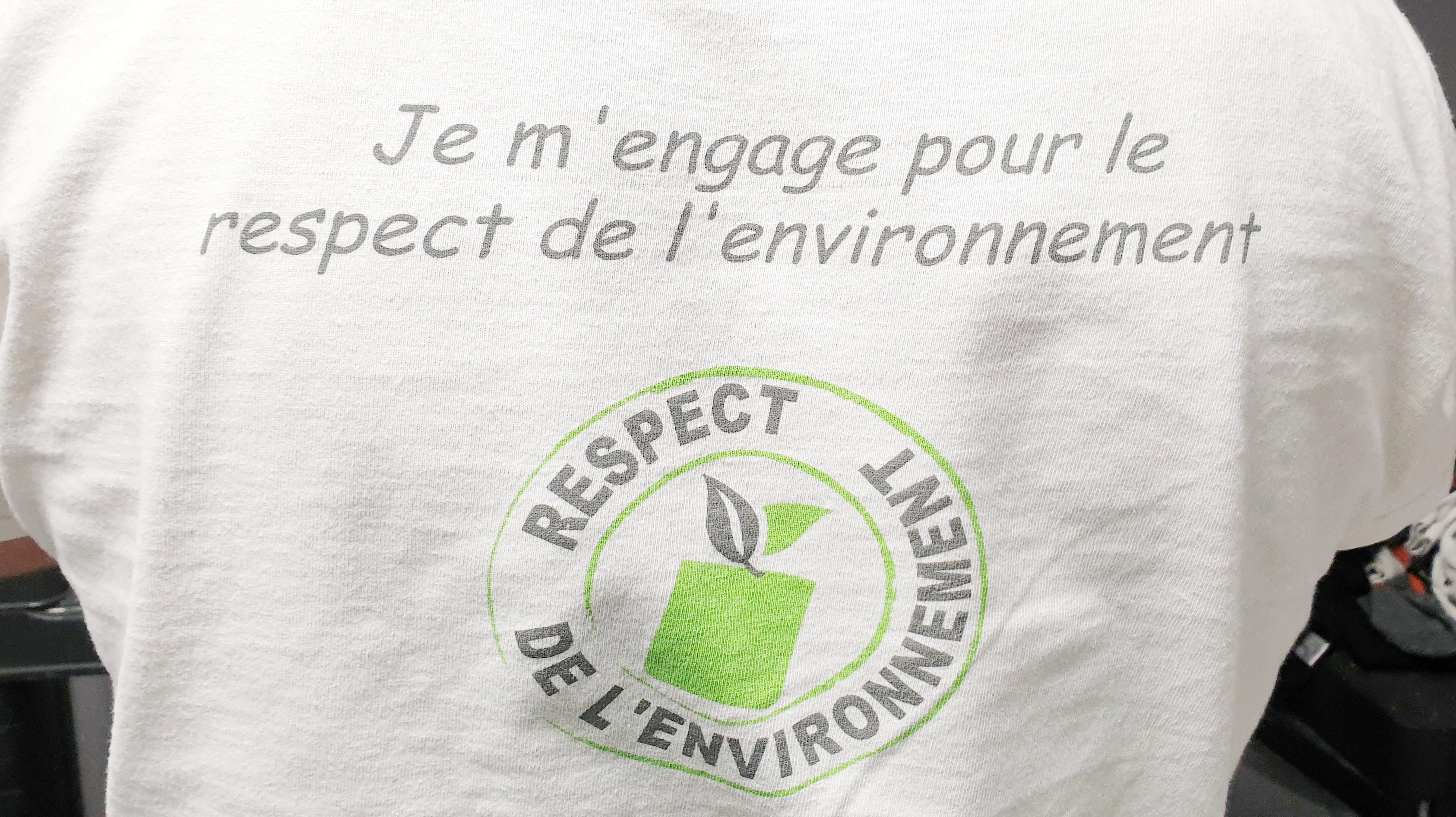 Daniel Henriet porte un t-shirt avec inscrit qu'il s'engage pour le respect de l'environnement