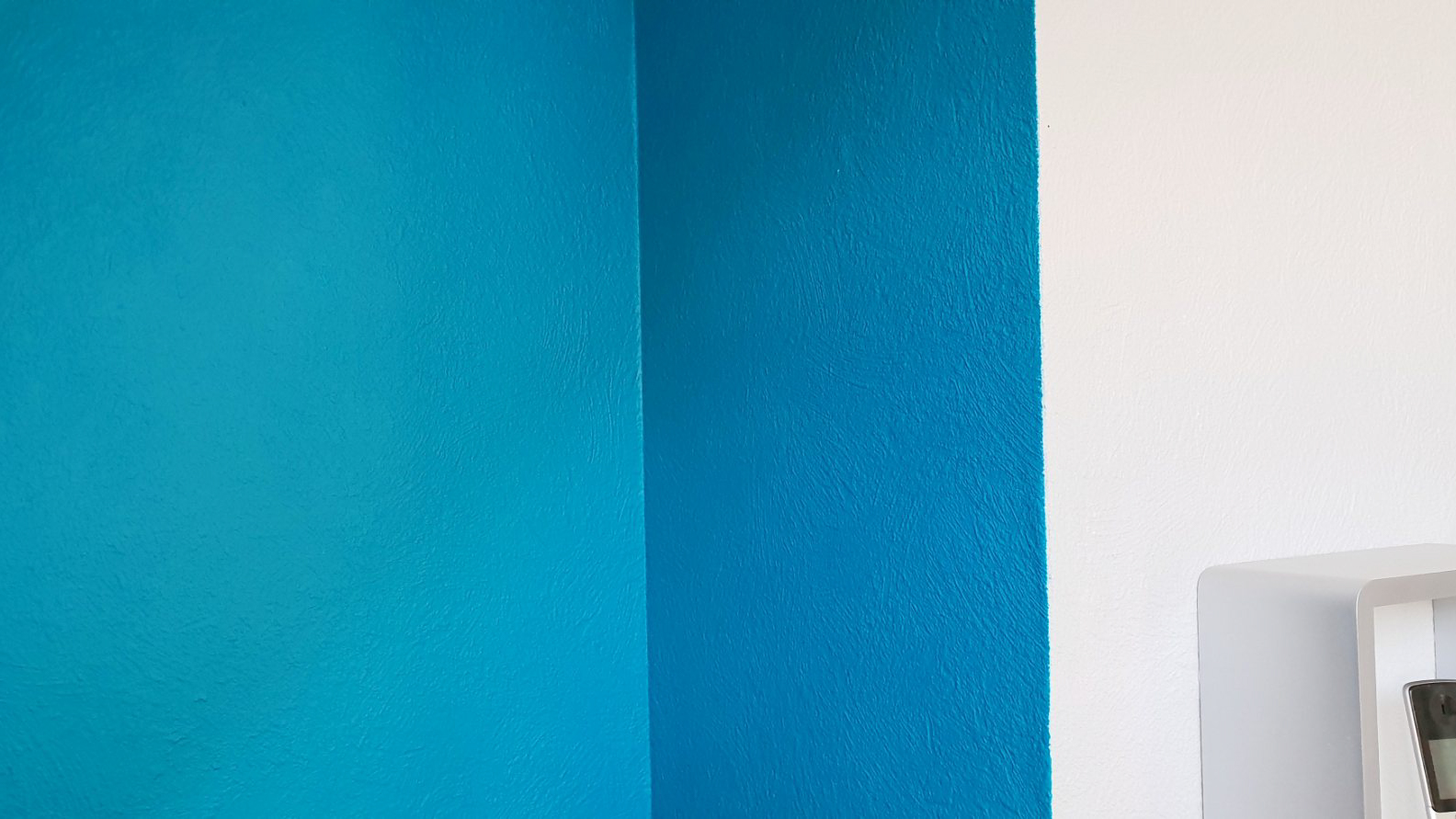 Peinture bleue pour un bureau peint par Daniel Henriet artisan peintre à Besançon