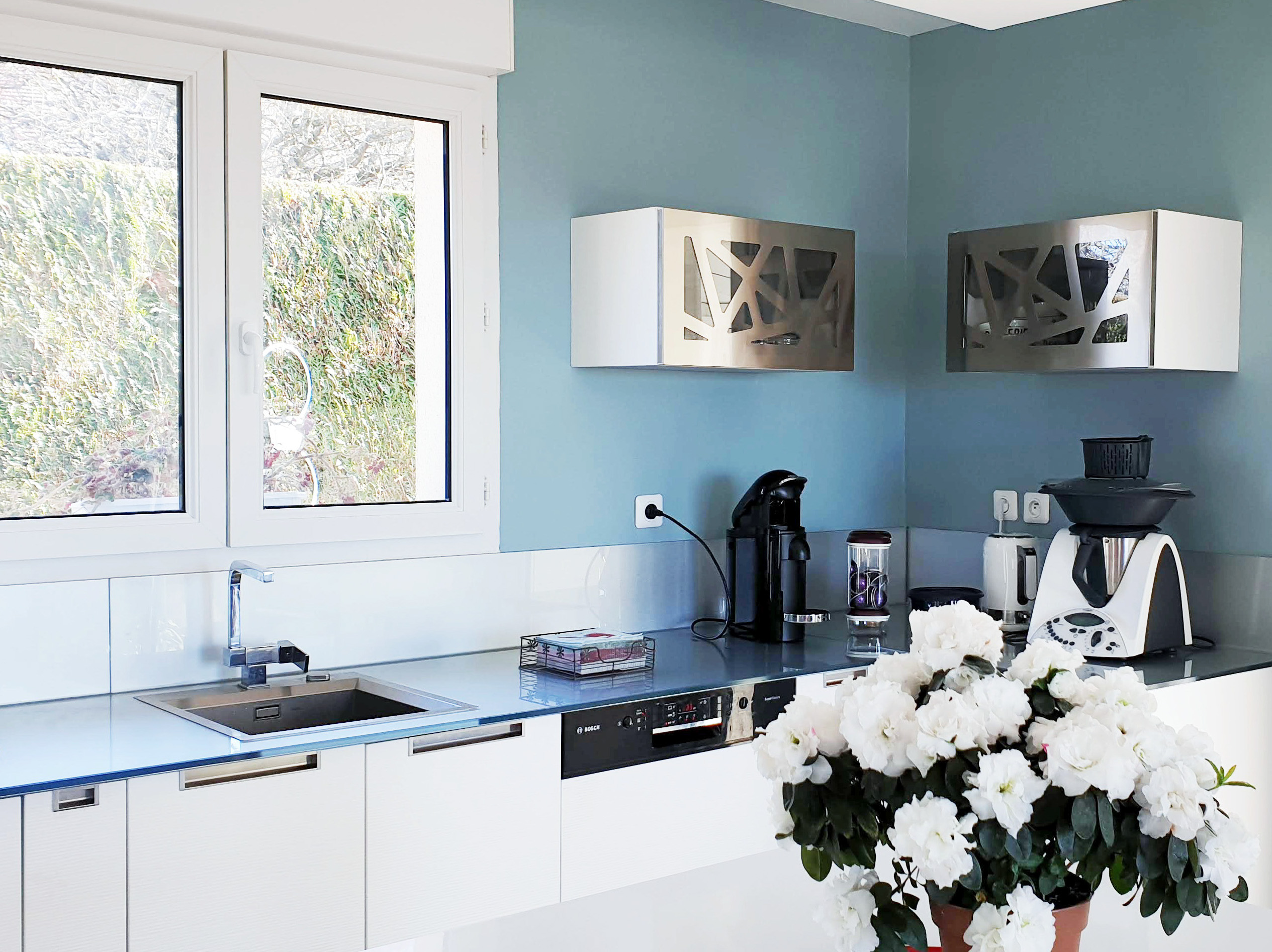 Photo d'une cuisine moderne peinte en bleu par Daniel Henriet artisan peintre autour de Besançon