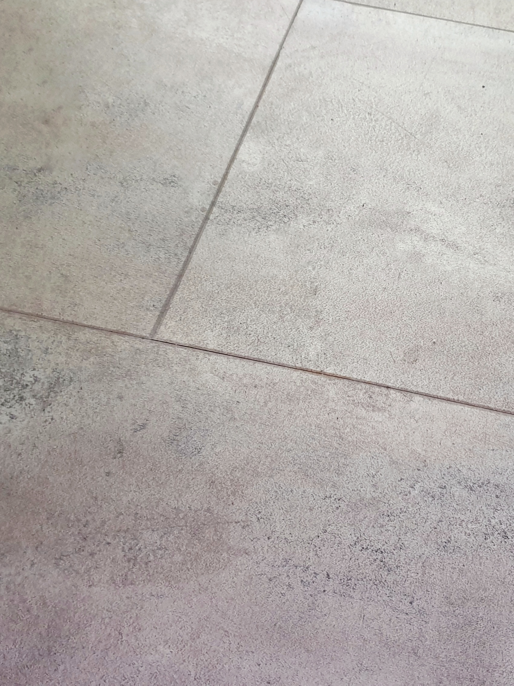 Photo de revêtement de sol très résistant en dalle de PVC pour une chambre ou pour des locaux d'entreprise posé par Daniel Henriet votre artisan peintre à Besançon et dans la région Franche Comté
