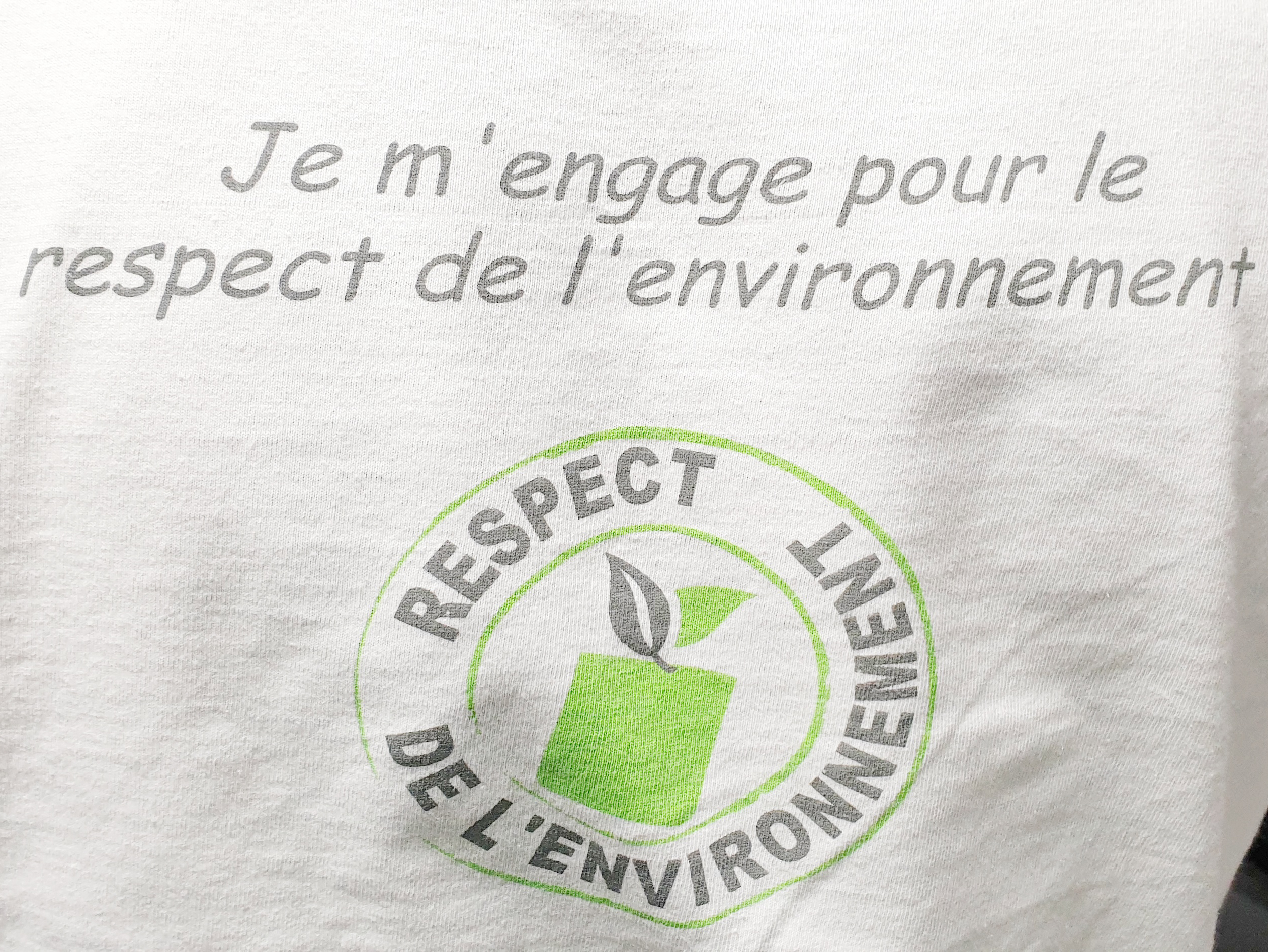 Daniel Henriet porte un t-shirt avec inscrit qu'il s'engage pour le respect de l'environnement