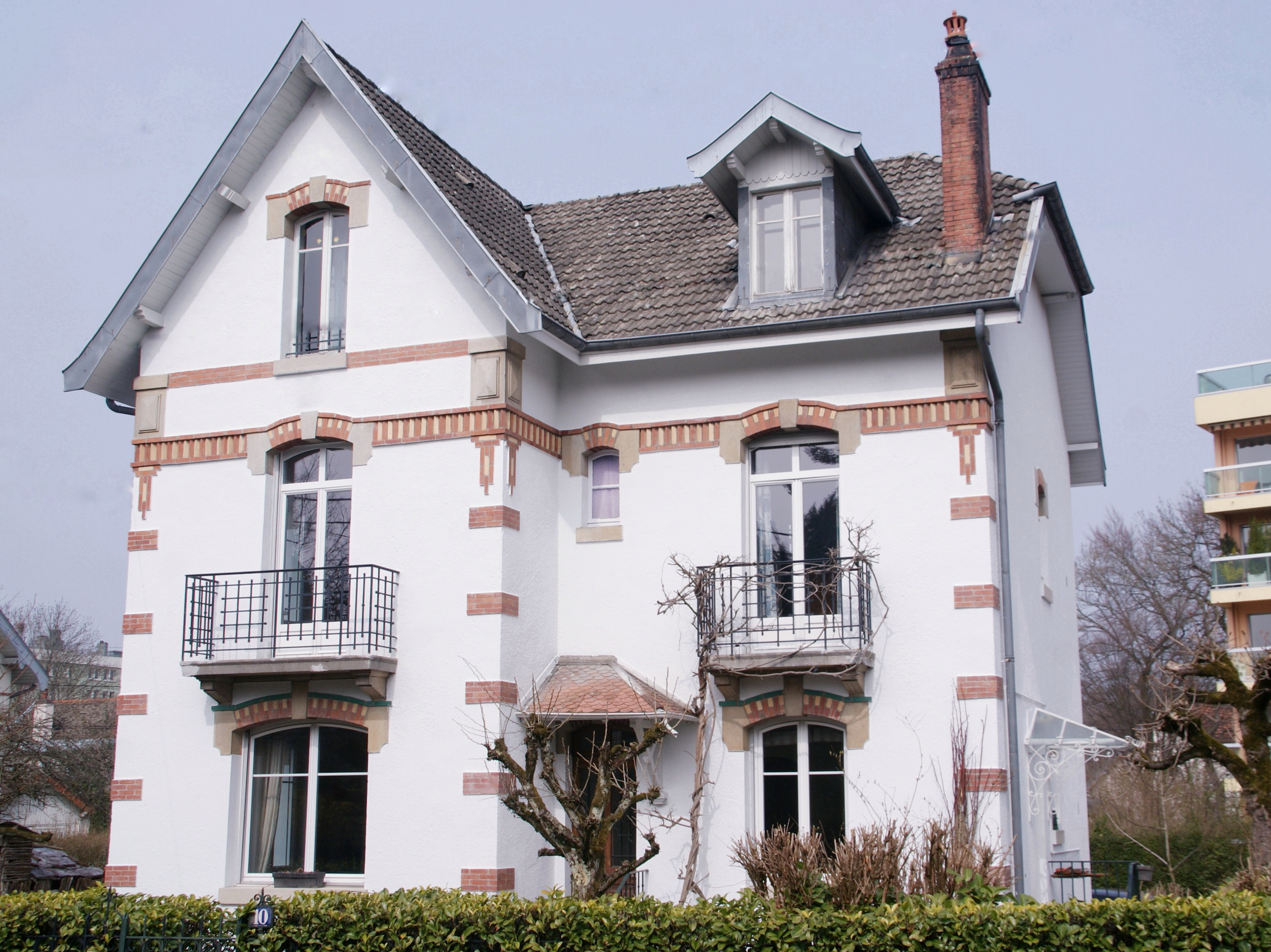 Photo d'une facade extérieure de maison au style ancien du centre ville de Besançon peinte en blanche par Daniel Henriet artisan peintre dans le Doubs et la région Franche Comté