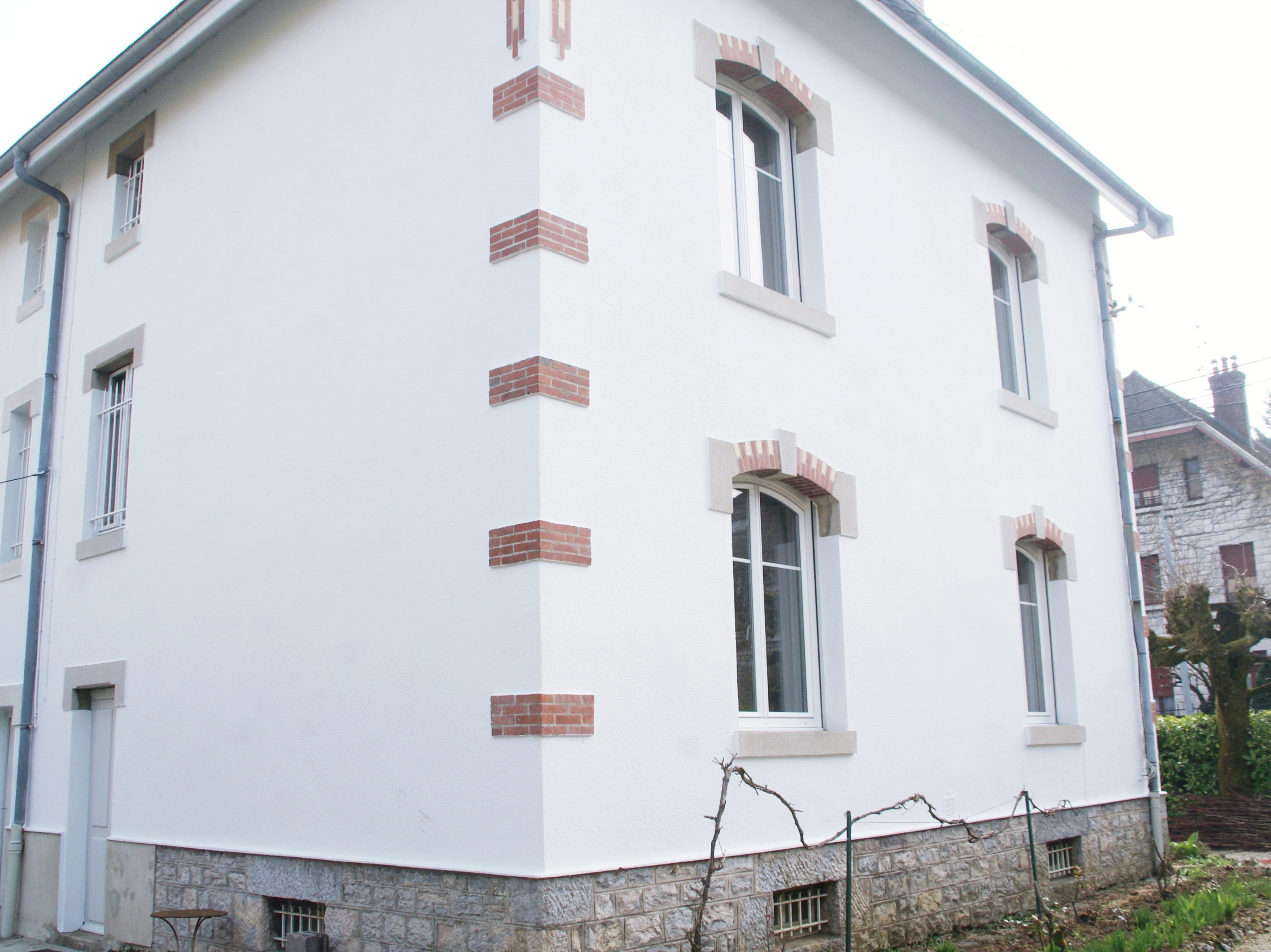 Photo d'une facade arrière de maison au style ancien du centre ville de Besançon peinte en blanche par Daniel Henriet artisan peintre dans le Doubs et la région Franche Comté
