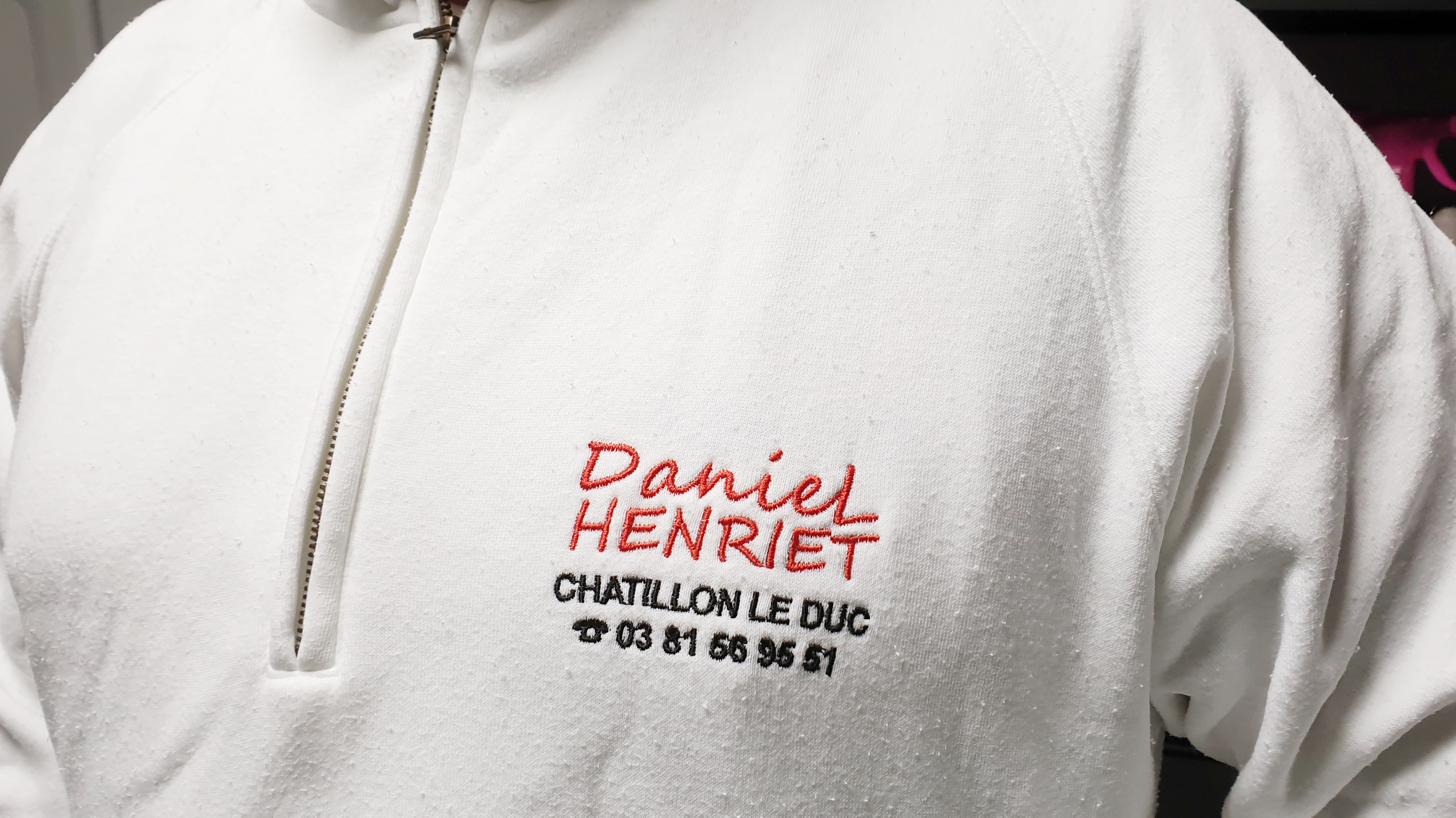 Photo d'un pull brodé Henriet Daniel porté par votre artisan peintre