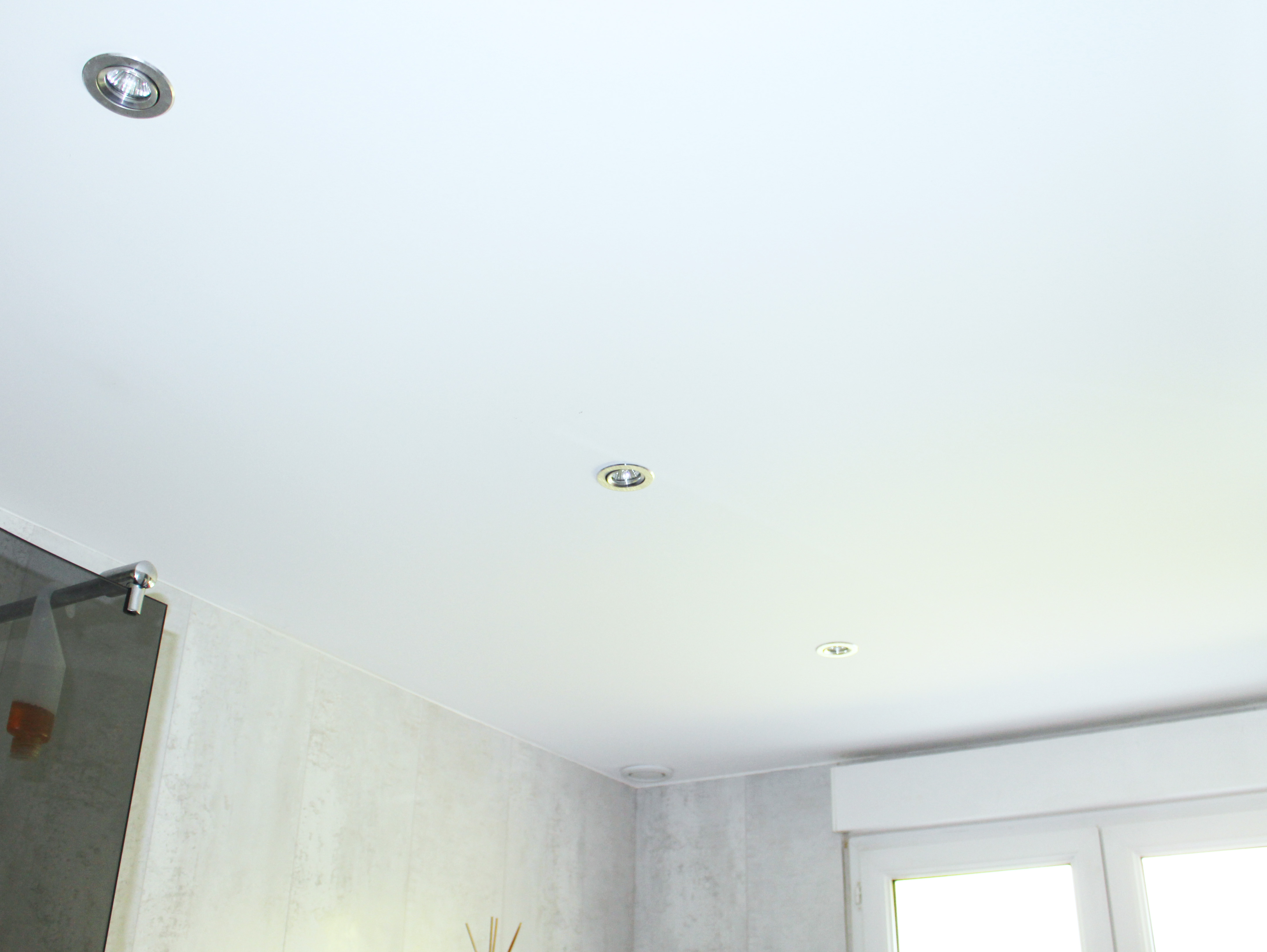Photo de faux plafond avec spot intégrés pour une salle de bain moderne grâce à Daniel Henriet artisan peintre sur Besançon